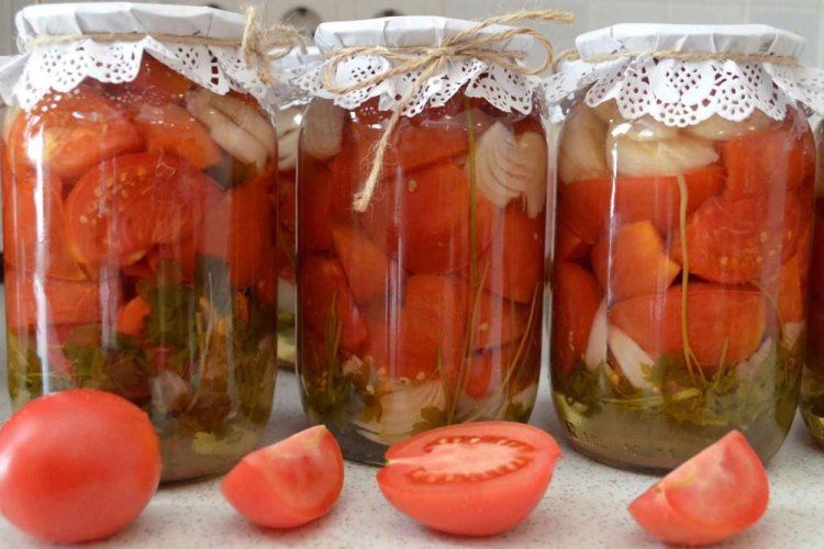 Tomaten in Spalten mit Zwiebeln und aromatischen Kräutern für den Winter