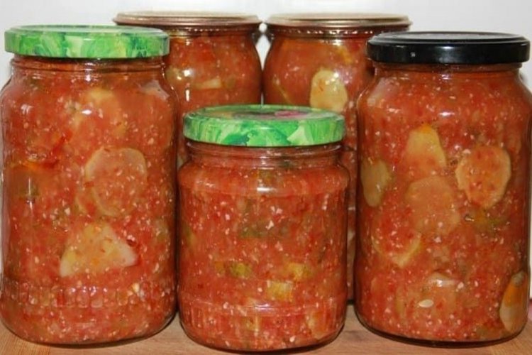 Letscho aus Gurken mit Ingwer und Knoblauch