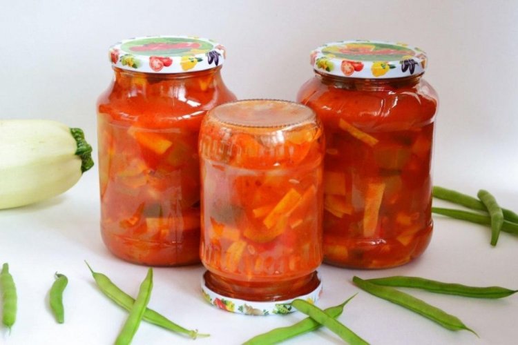 Letscho aus Zucchini und Gurken mit grünen Bohnen