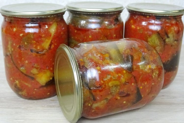 Scharfes Letscho mit Gurken, gebratenen Auberginen und Tomaten