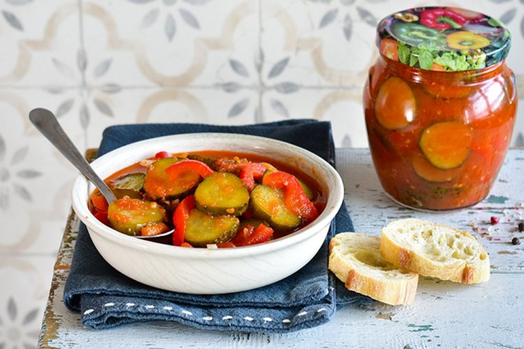 Letscho aus Gurken mit Tomaten und Ketchup für den Winter