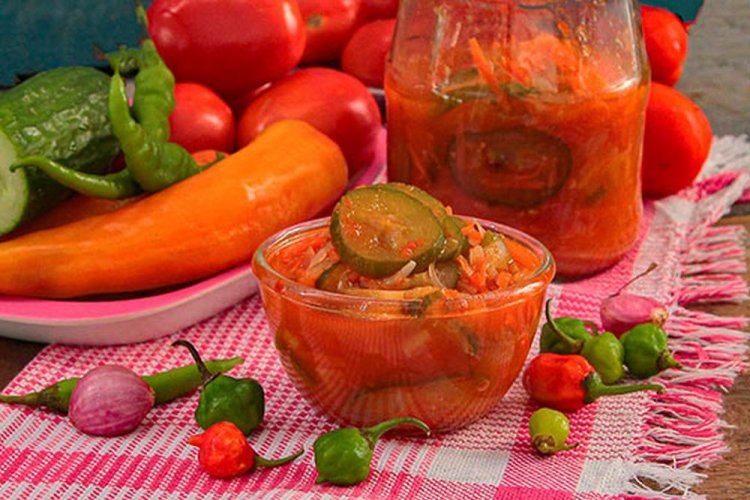 Letscho mit Gurken, Karotten und scharfer Paprika für den Winter