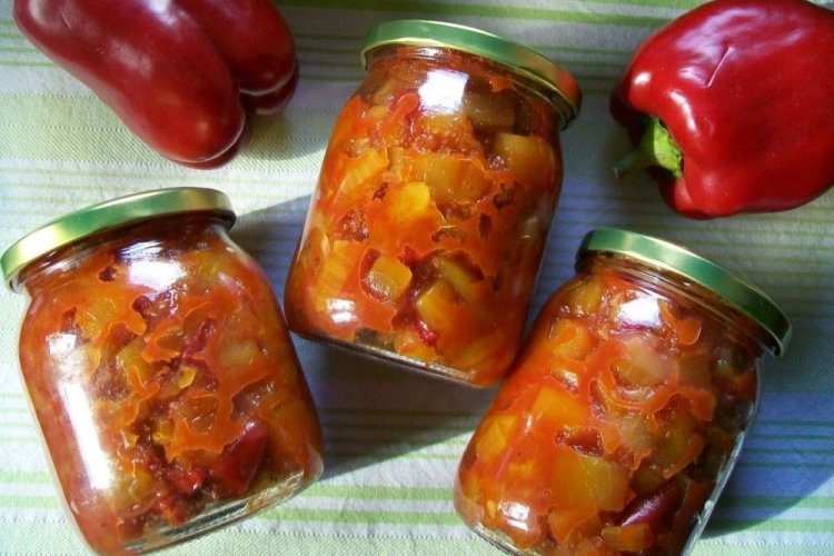 Letscho aus leicht gesalzenen Gurken mit Paprika und Tomatensauce
