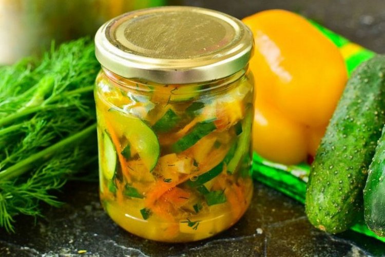 Letscho aus Gurken, Karotten, gelben Tomaten und Paprika