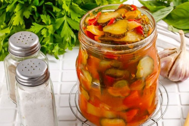 Letscho aus Gurken mit Paprika und Tomatenmark