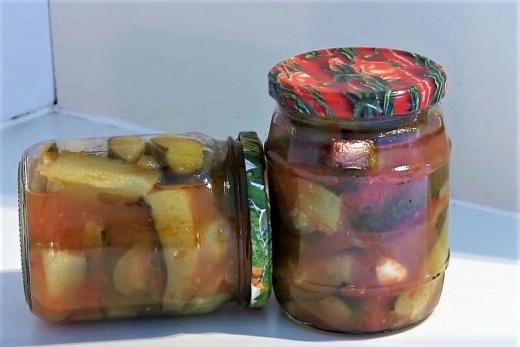 Letscho aus Gurken, Paprika mit Tomatensauce und Knoblauch