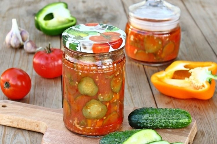 Letscho aus Gurken mit Meerrettichwurzel, Paprika und Tomaten