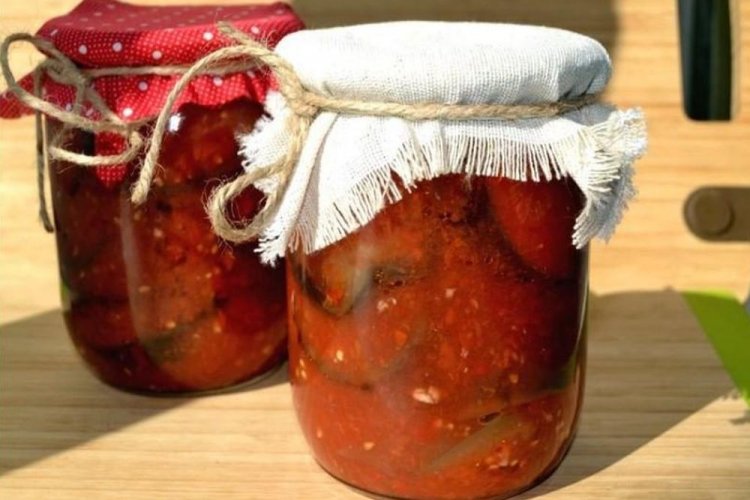 Pikantes Letscho mit Gurken, Tomaten und Adschika