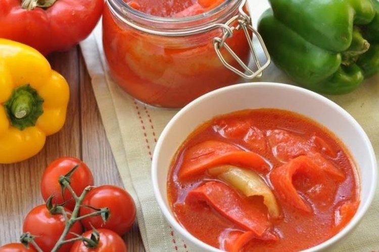 Eingelegte Paprika in Tomatensaft für den Winter