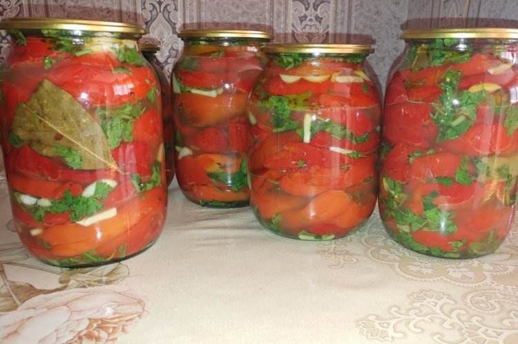 Eingelegte Paprika mit Sellerie