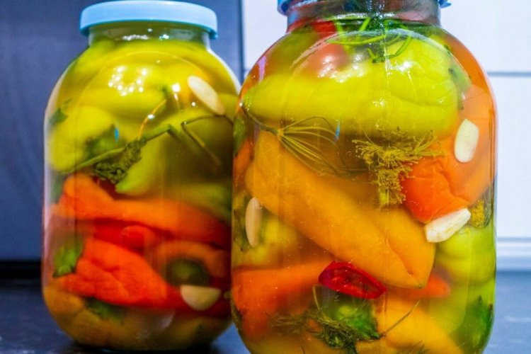 Ganze eingelegte Paprika für den Winter