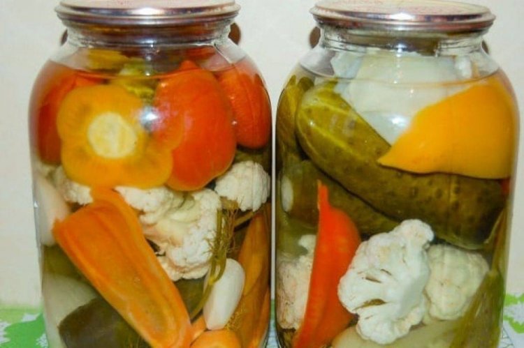 Eingelegter Blumenkohl mit Gurken und Tomaten