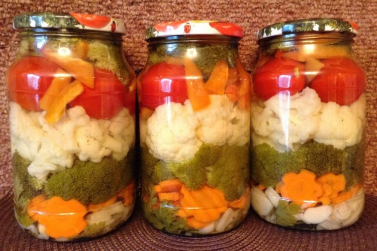 Eingelegter Blumenkohl mit Brokkoli