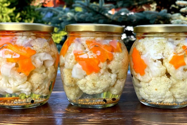Eingelegter Blumenkohl mit Karotten für den Winter