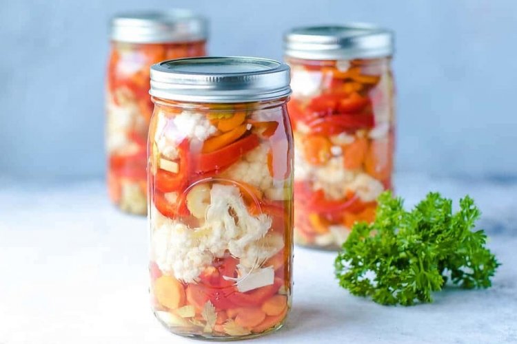 Eingelegter Blumenkohl mit Paprika
