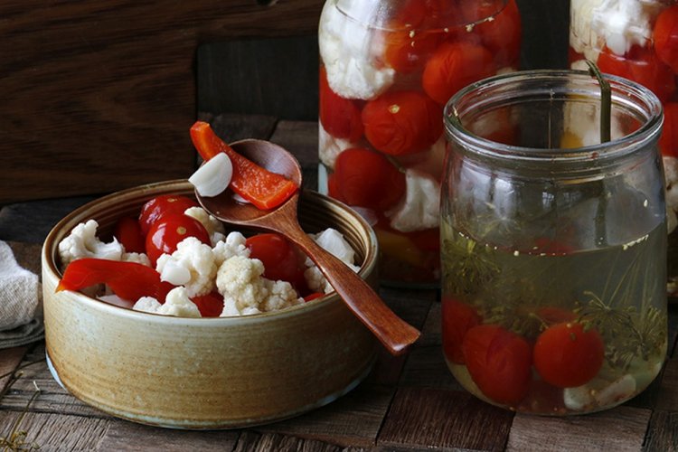 Eingelegter Blumenkohl mit Tomaten für den Winter