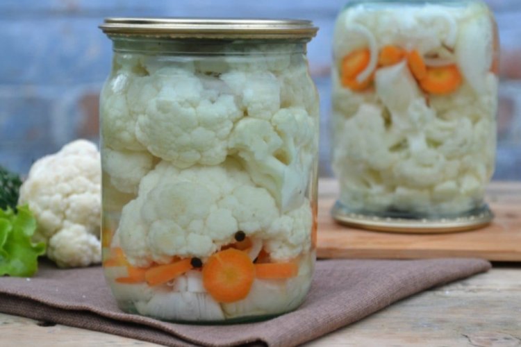Eingelegter Blumenkohl mit Zwiebeln und Karotten