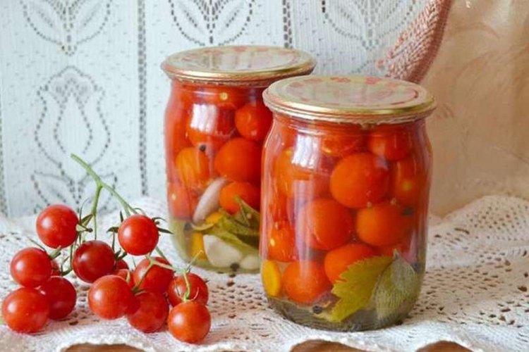 Tomates cherry encurtidos con vinagre
