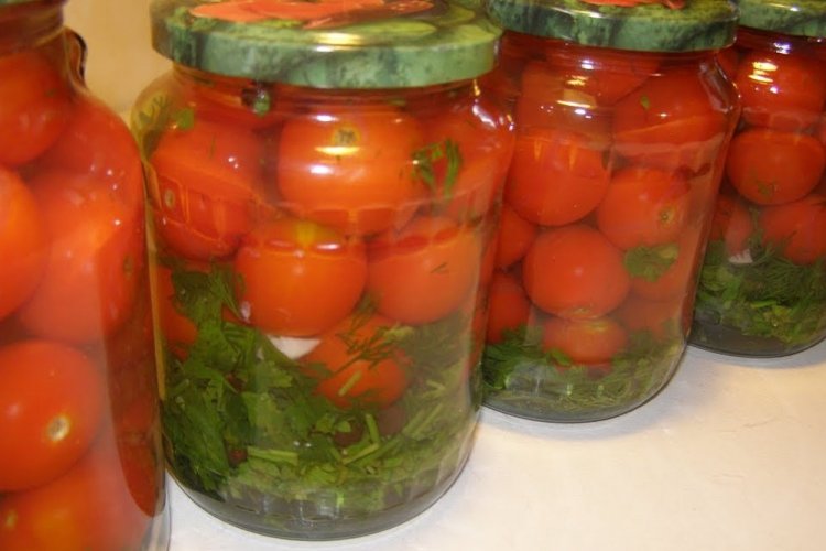 Tomates cherry encurtidos con hierbas para el invierno