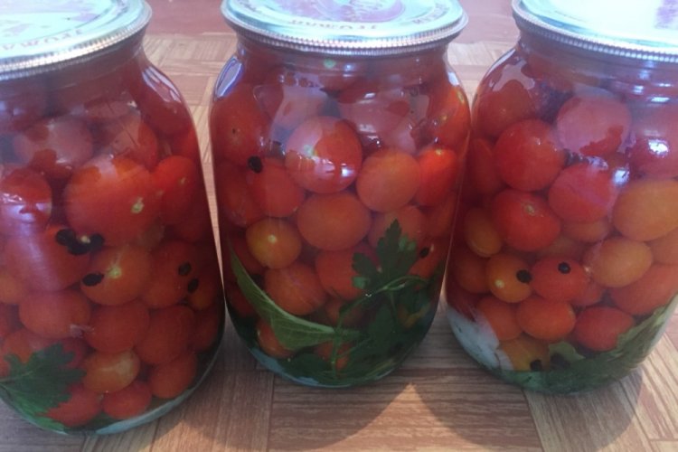 Tomates cherry picantes encurtidos para el invierno