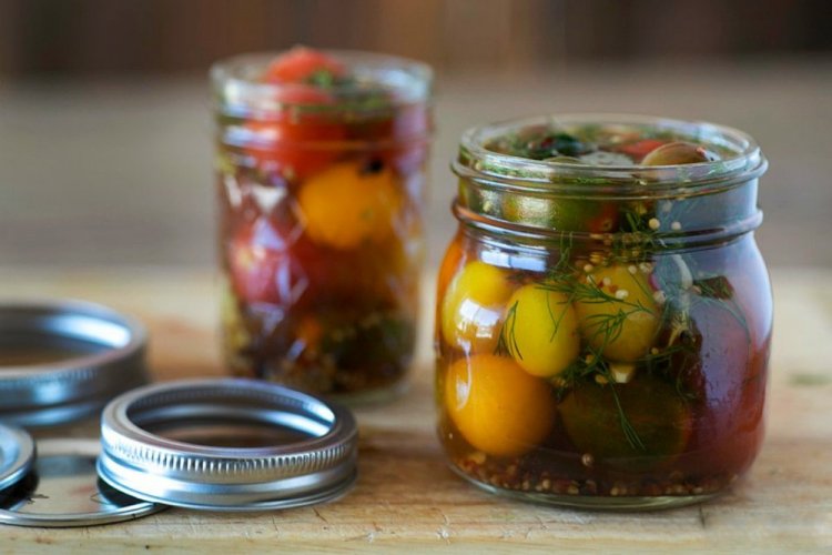 Tomates cherry encurtidos con mostaza para el invierno