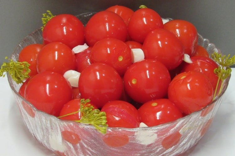 Tomates cherry encurtidos con hierbas secas