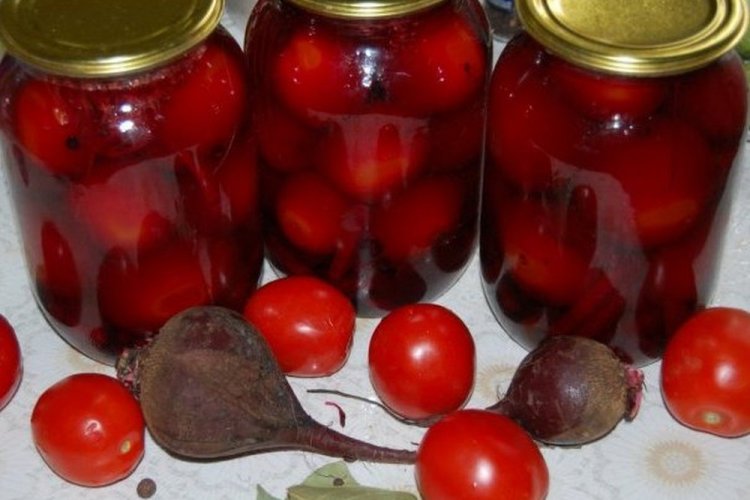 Tomates cherry encurtidos con remolacha para el invierno
