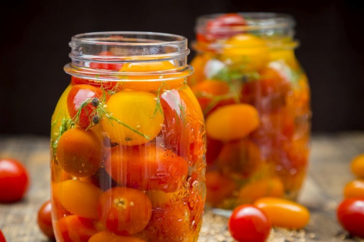 Tomates cherry encurtidos sin vinagre para el invierno