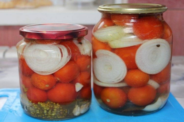 Tomates cherry encurtidos con cebolla para el invierno