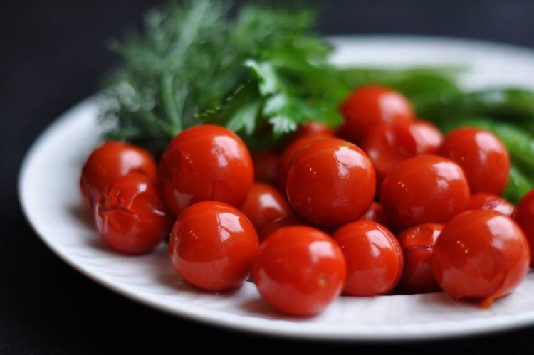 Tomates cherry encurtidos con aceite vegetal para el invierno