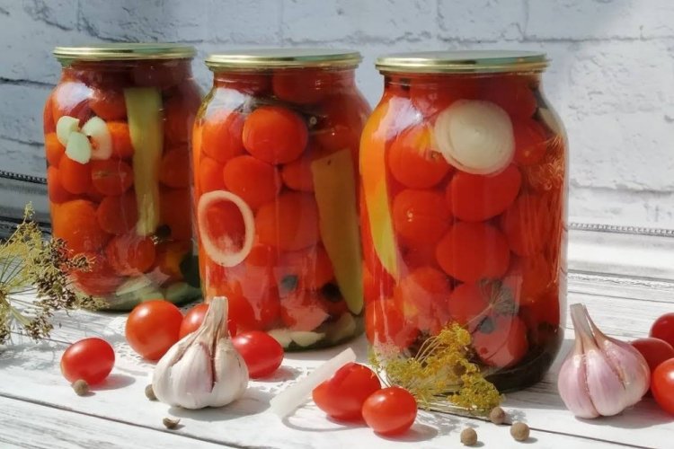 Tomates cherry encurtidos con pimiento morrón