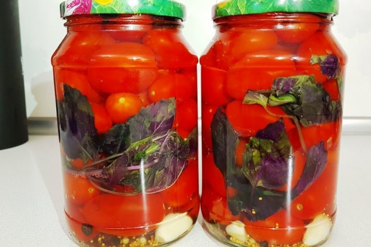 Tomates cherry encurtidos con albahaca y tomillo para el invierno