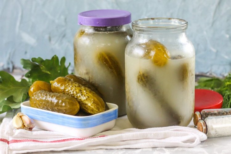 Cucumbers with Oak Leaves and Garlic for Winter
