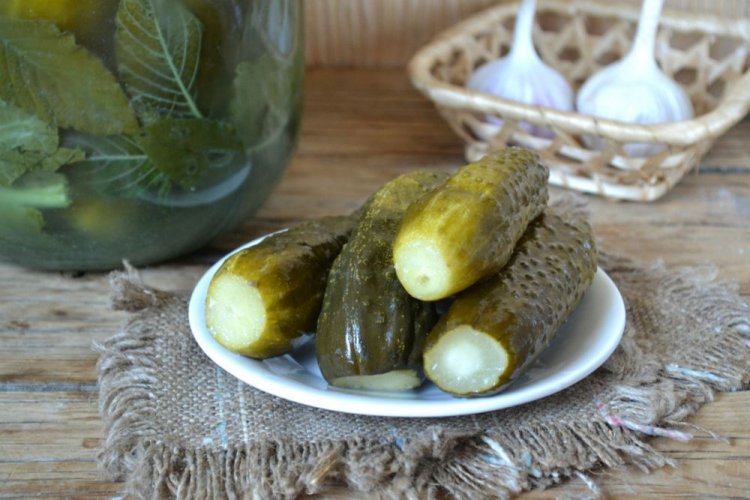Cold-Pickled Cucumbers with Citric Acid and Herbs