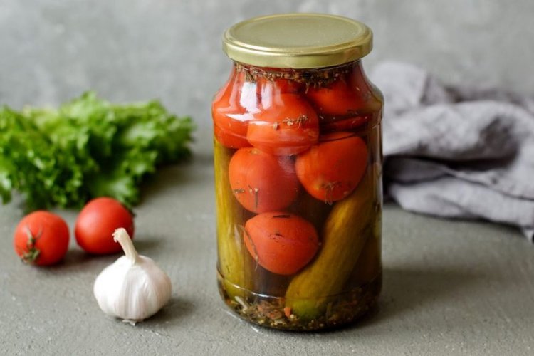 Tomaten mit Gurken und Essig für den Winter