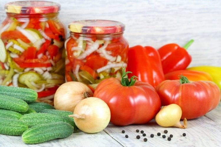 Gemüsesalat aus Tomaten mit Gurken für den Winter
