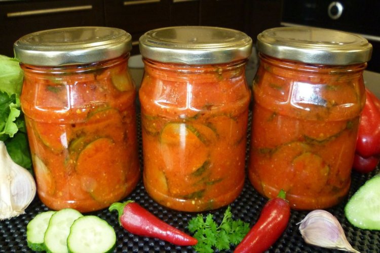 Gurken in scharfer Tomatensauce für den Winter