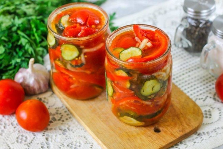 Tomaten mit Gurken, Paprika und Zwiebeln für den Winter