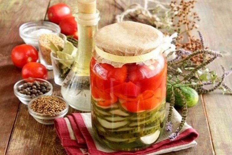 Tomaten mit Gurken und Paprika für den Winter