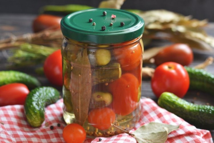 Tomaten mit Gurken, konserviert mit Aspirin