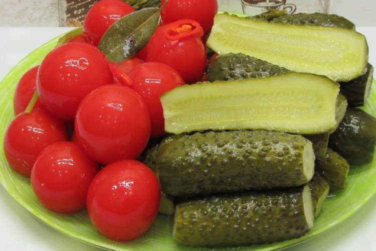 Tomaten mit Gurken, in einem Fass gesäuert