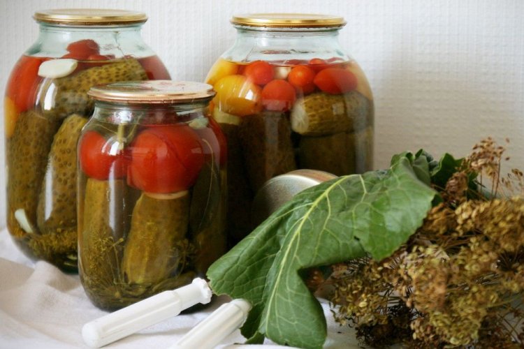 Tomaten mit Gurken und Zitronensäure