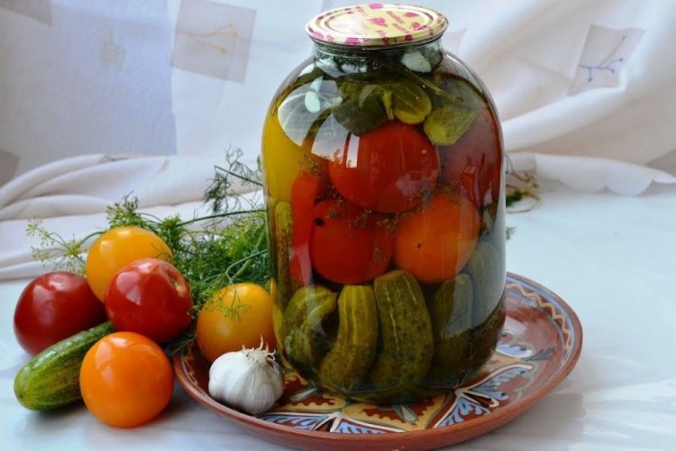 Tomaten mit Gurken und Zitronensaft für den Winter