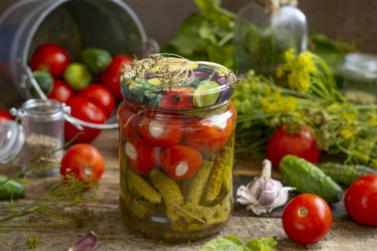 Gurken mit Tomaten, gefüllt mit Knoblauch