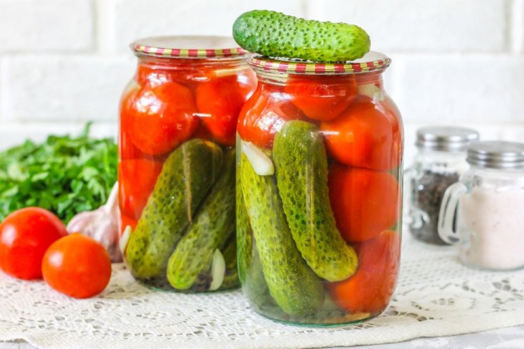 Tomaten mit Gurken mit Sterilisation
