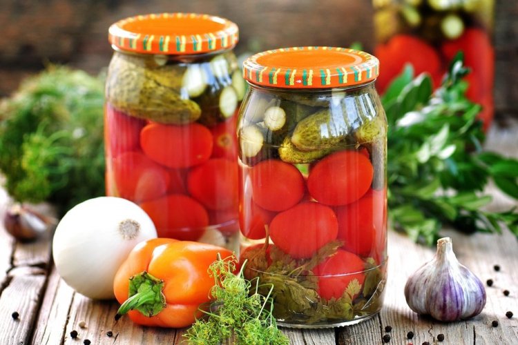 Eingelegte Tomaten mit Gurken und Wodka für den Winter