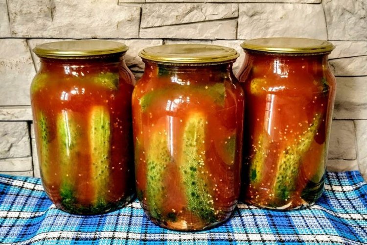 Süße Gurken in Tomatensaft mit Senfkörnern