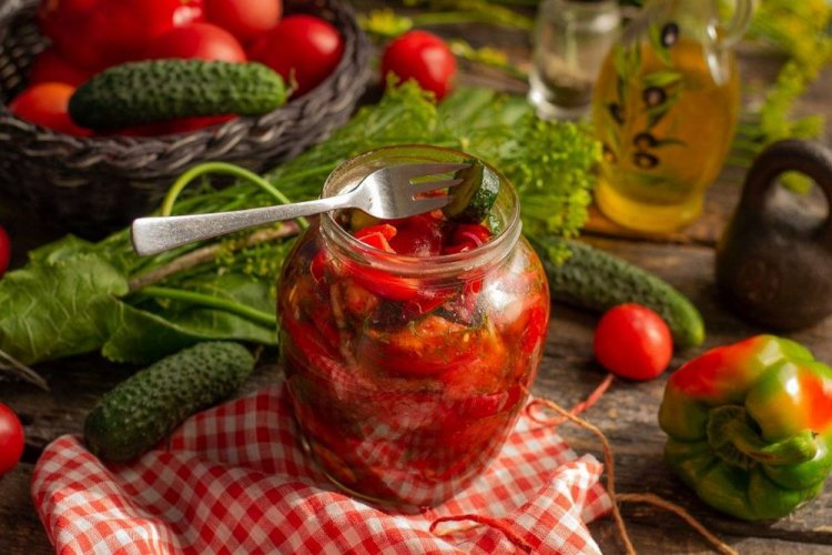 Salat aus Tomaten, Gurken und Paprika für den Winter
