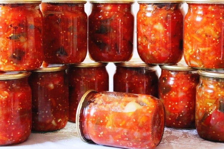 Salteado de berenjenas con tomates, zanahorias y manzanas para el invierno