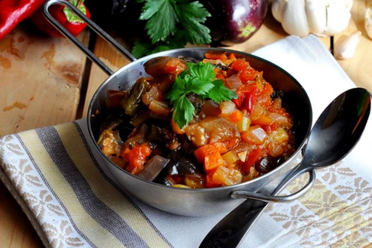 Salteado de berenjenas, calabacines, zanahorias y chiles picantes para el invierno